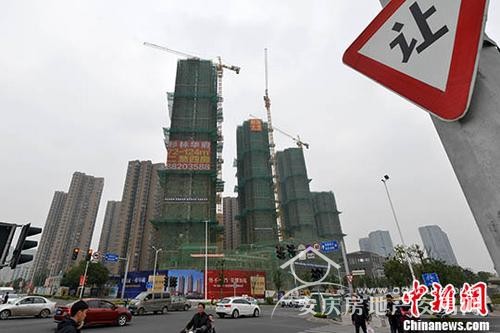 資料圖：售樓人員向顧客介紹樓盤。 中新網(wǎng)記者 金碩 攝