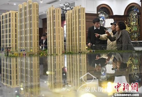 資料圖：置業(yè)顧問為民眾推薦商品房戶型。 中新社記者 韋亮 攝