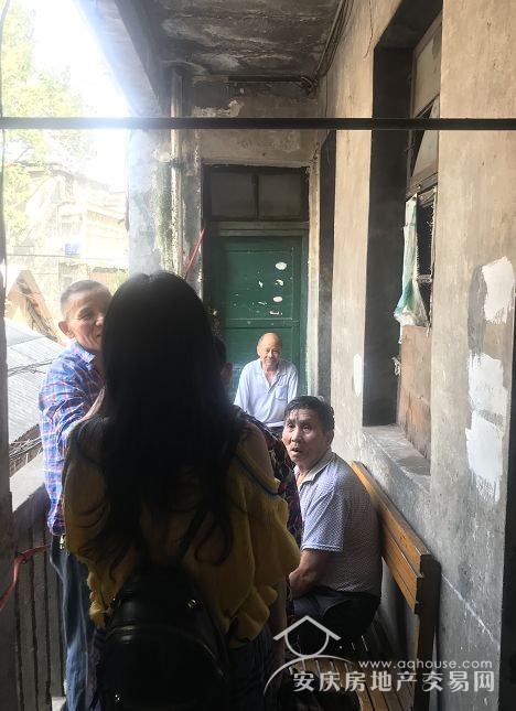 （老人們在二樓的老人理發(fā)店門口等候，櫻桃大房子攝）
